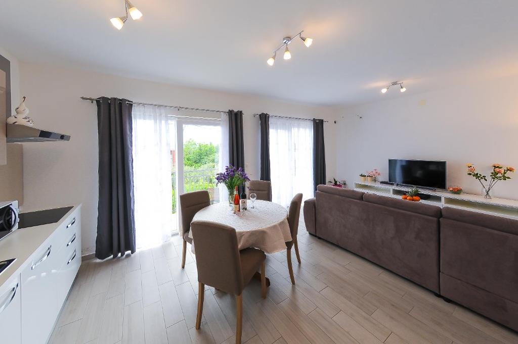 TV a/nebo společenská místnost v ubytování Apartment Petar
