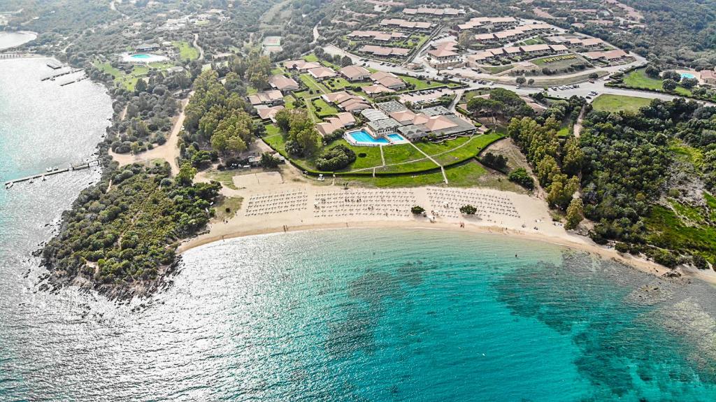 een luchtzicht op een strand en het water bij Residence Porto Mannu in Palau