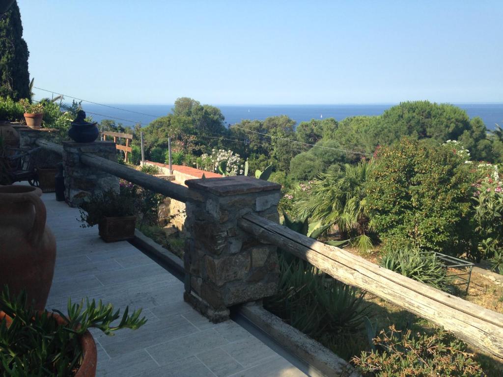 - une vue depuis le balcon d'une maison dans l'établissement Casa Romantica, à Capoliveri