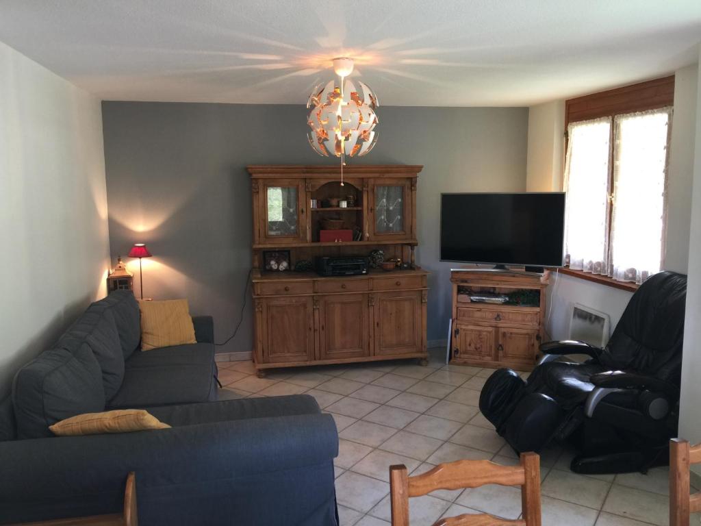 TV a/nebo společenská místnost v ubytování Appartement face au Mont Blanc & Glaciers