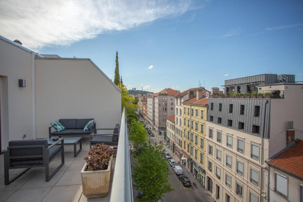 Cet appartement dispose d'un balcon offrant une vue sur la ville. dans l'établissement 7e Ciel - Rooftop Panoramique, à Lyon