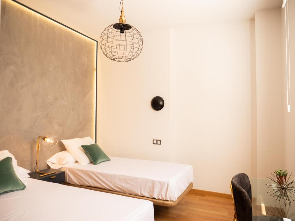 Łóżko lub łóżka w pokoju w obiekcie Stylish Apartment in the heart of Málaga with Pool