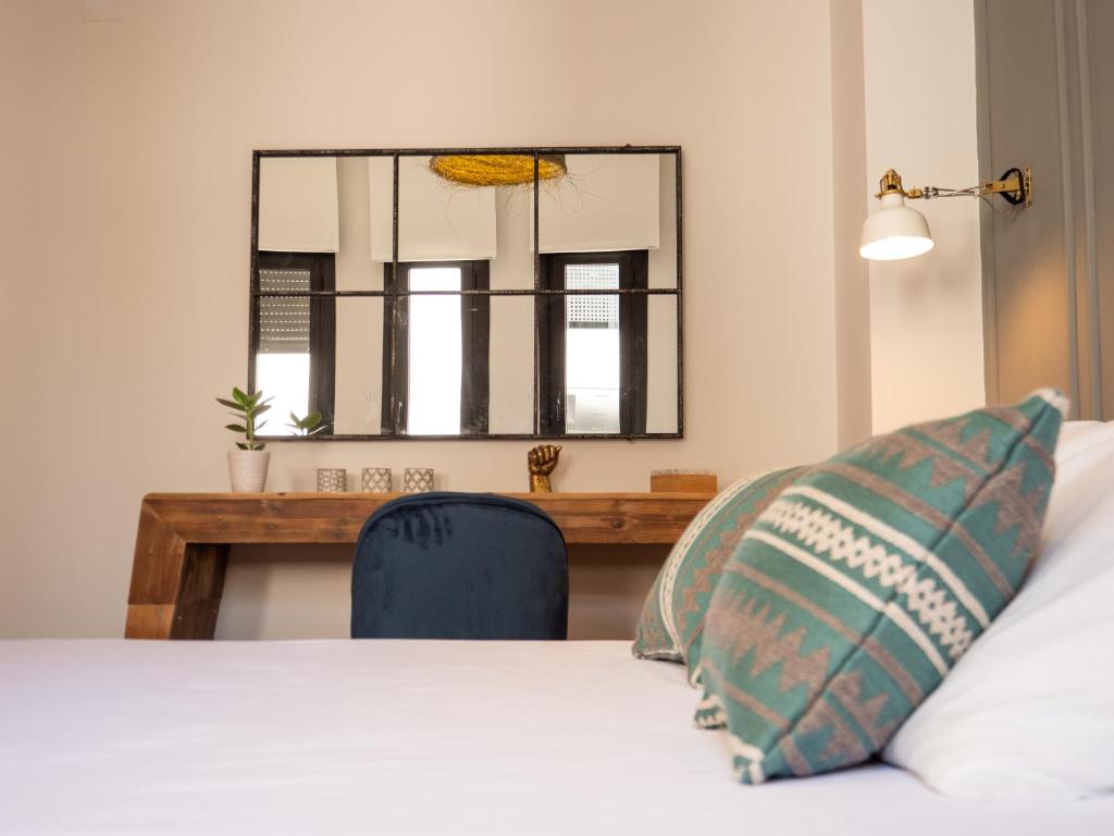 Łóżko lub łóżka w pokoju w obiekcie Stylish Apartment in the heart of Málaga with Pool
