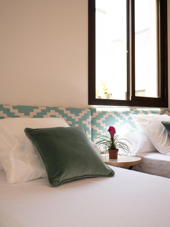 Łóżko lub łóżka w pokoju w obiekcie Stylish Apartment in the heart of Málaga with Pool