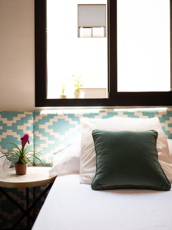 Łóżko lub łóżka w pokoju w obiekcie Stylish Apartment in the heart of Málaga with Pool