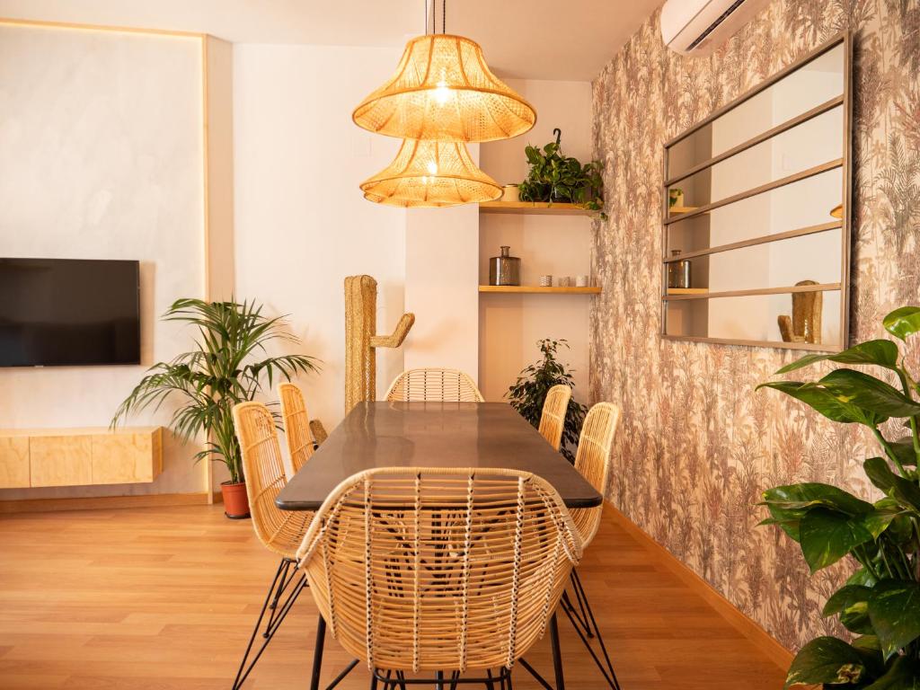 Telewizja i/lub zestaw kina domowego w obiekcie Stylish Apartment in the heart of Málaga with Pool