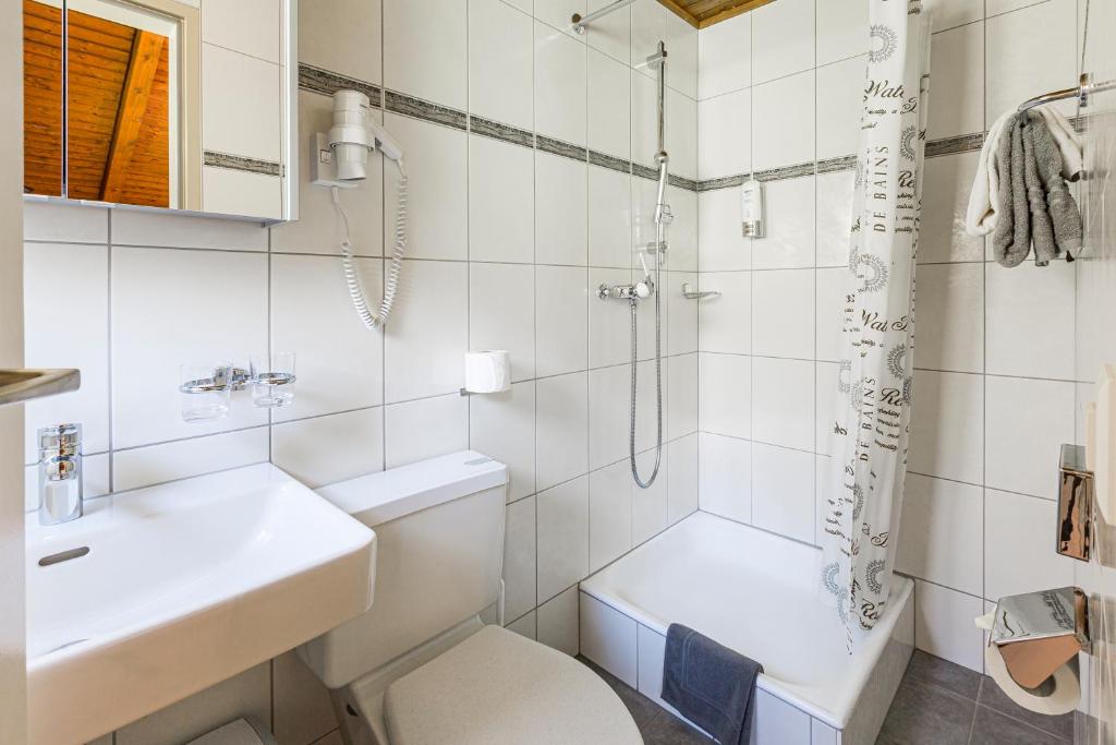 Koupelna v ubytování Hotel Blinnenhorn
