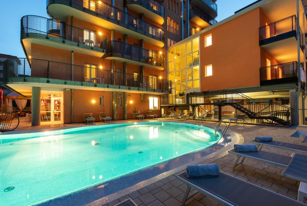 Bazén v ubytování Hotel Sheila nebo v jeho okolí