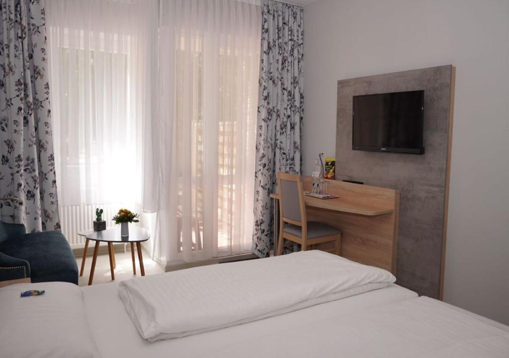 Postel nebo postele na pokoji v ubytování Hotel-Pension Am Böhmepark