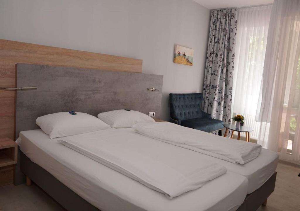 Postel nebo postele na pokoji v ubytování Hotel-Pension Am Böhmepark