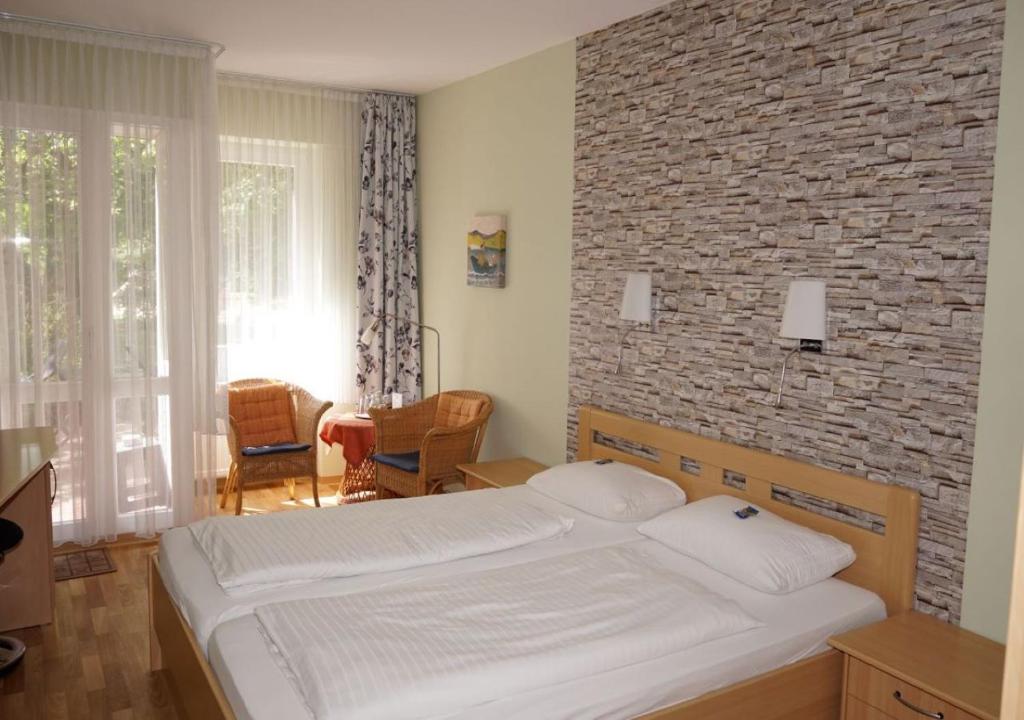 Postel nebo postele na pokoji v ubytování Hotel-Pension Am Böhmepark