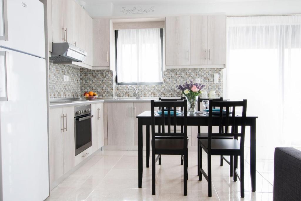 A kitchen or kitchenette at Aesthetic Apartments