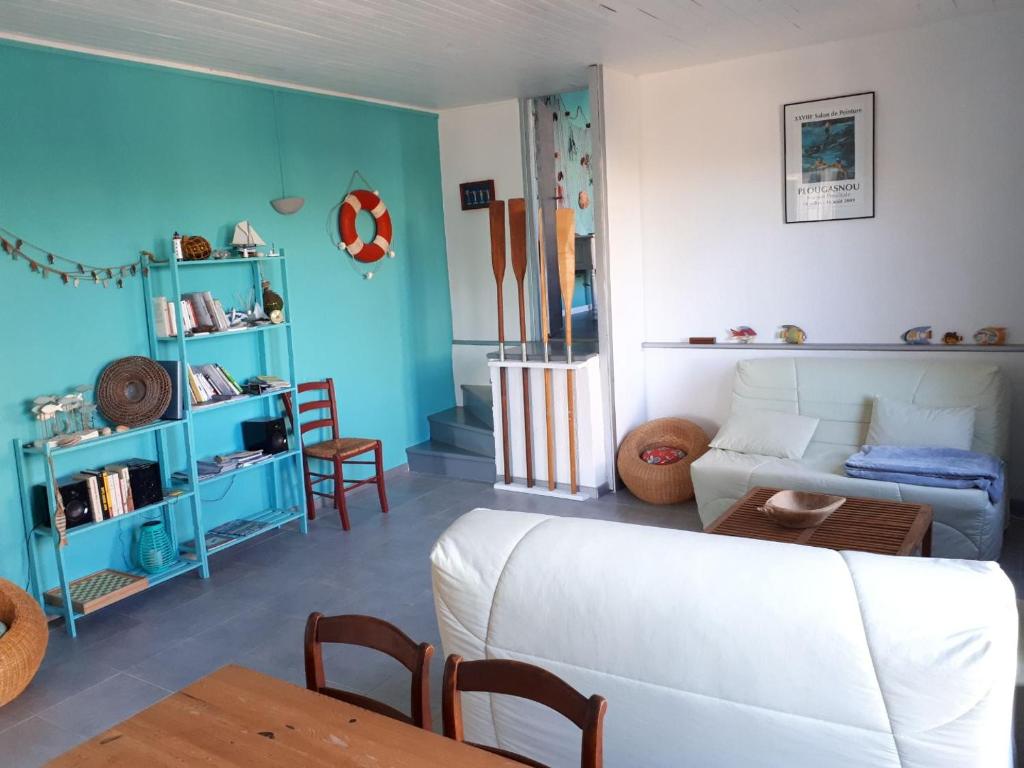 - un salon avec un canapé blanc et une table dans l'établissement Corsica Monti Gite Appart, à Petreto-Bicchisano