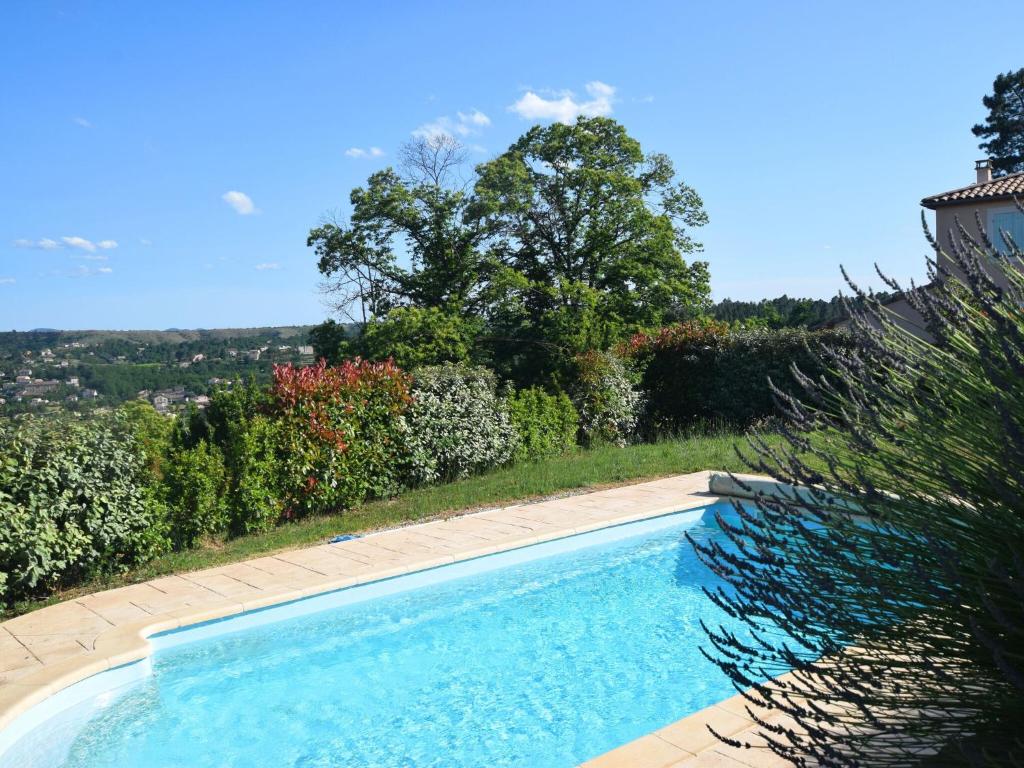 Impressive villa overlooking the hill