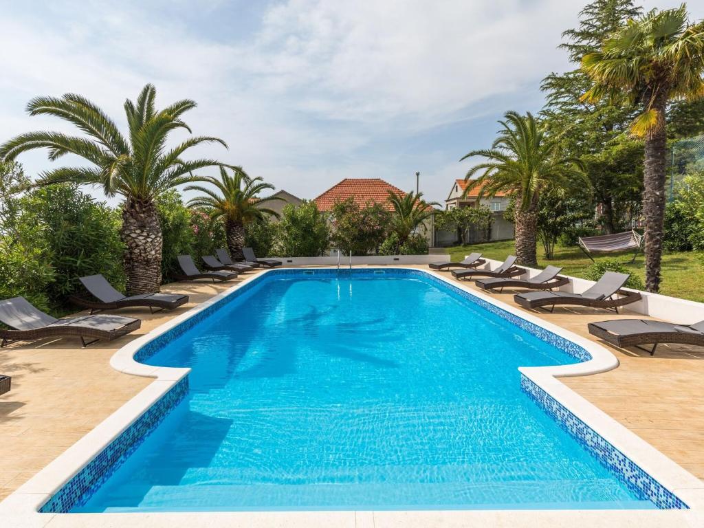Unwind in a Scenic Hideaway