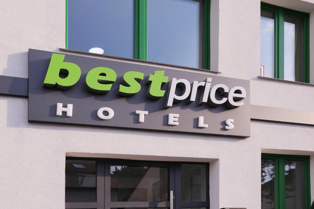 un cartel de hoteles de mejor precio en el lado de un edificio en bestprice Hotel Eschweiler en Eschweiler