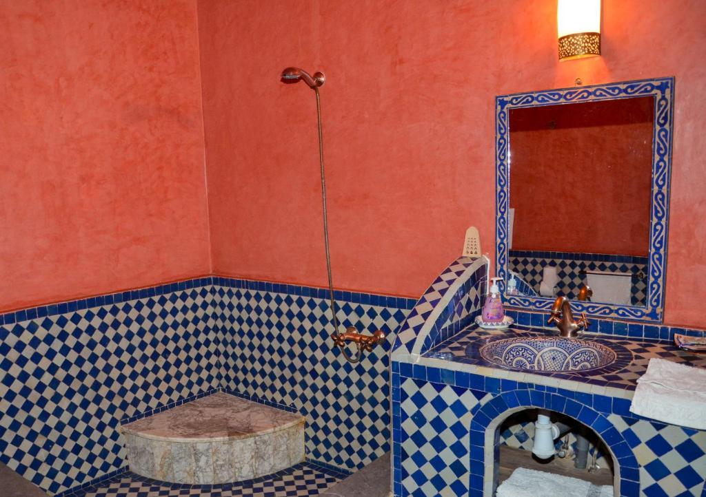 une salle de bains avec un lavabo et un miroir dans l'établissement Riad Le Patio De Fes, à Fès 79 autres photos