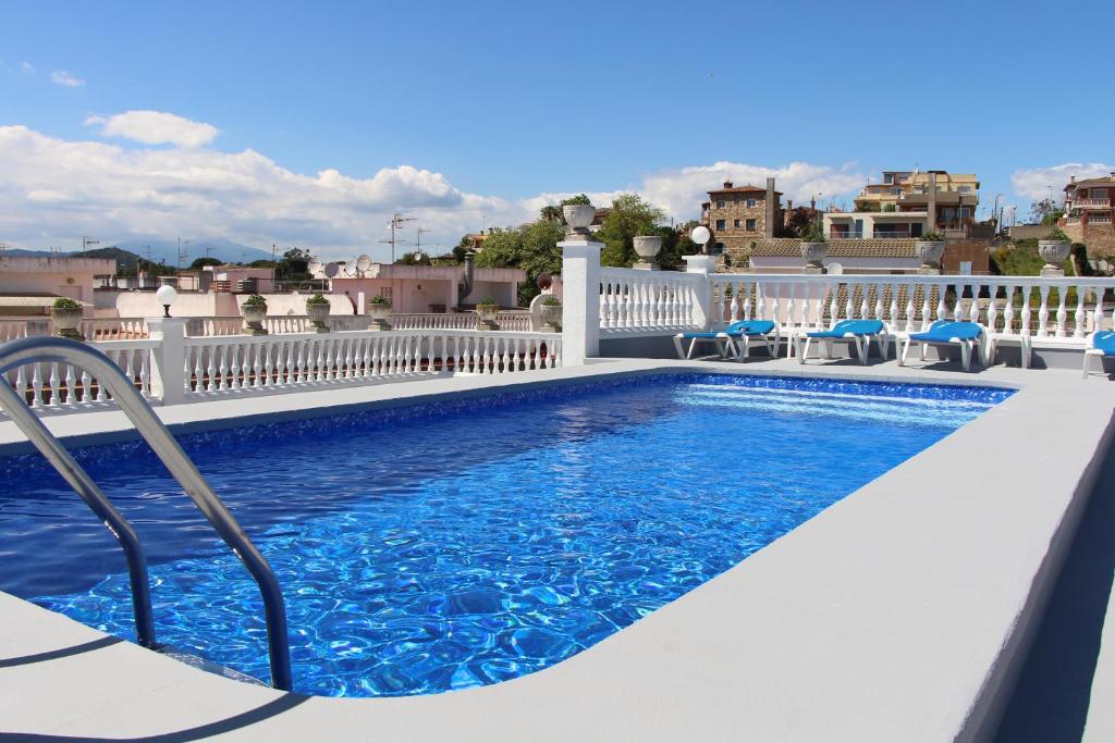 - une piscine sur un balcon avec eau bleue dans l'établissement Apartamentos Las Americas - Blanes Beach, à Blanes