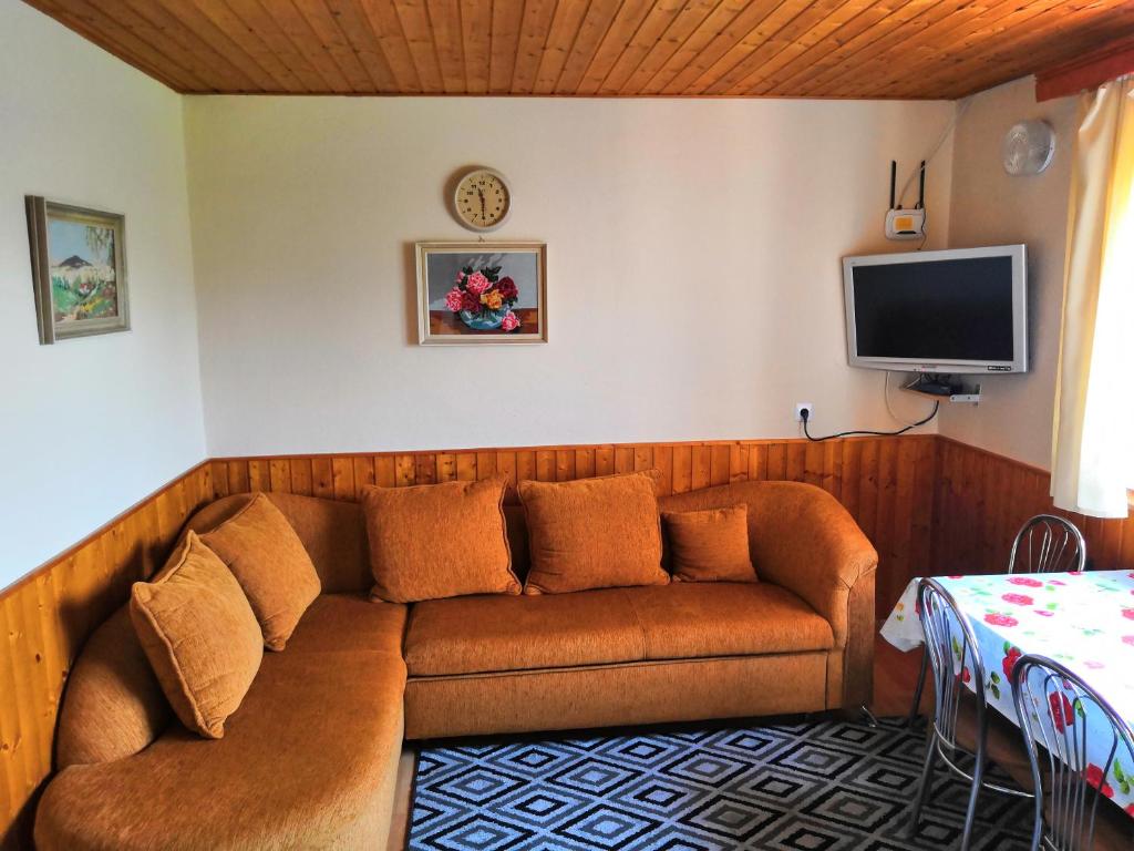 Televízia a/alebo spoločenská miestnosť v ubytovaní Apartmány Potok