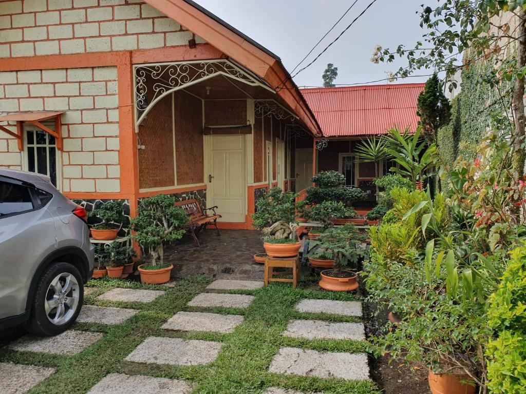 uma casa com um pátio com vasos de plantas em Villa Daffa Ciwidey em Ciwidey