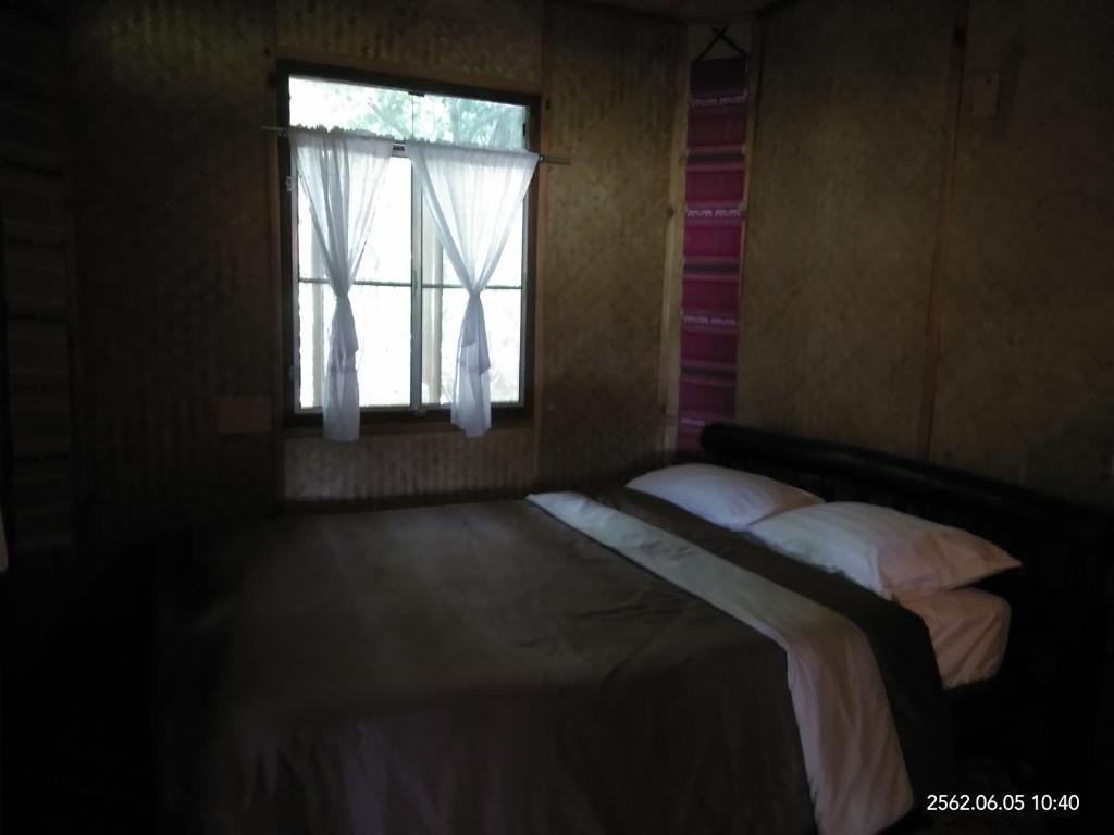 Postel nebo postele na pokoji v ubytování Baan Suan Jantra Home Stay