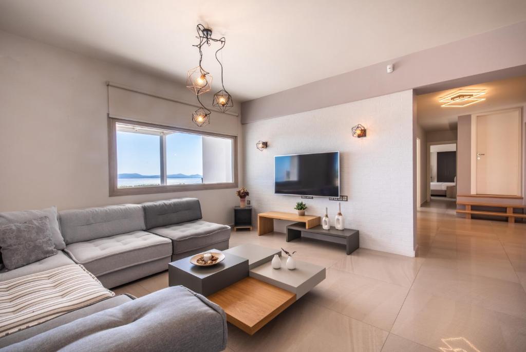 uma sala de estar com um sofá e uma televisão em Heaven's Hill em Naxos Chora