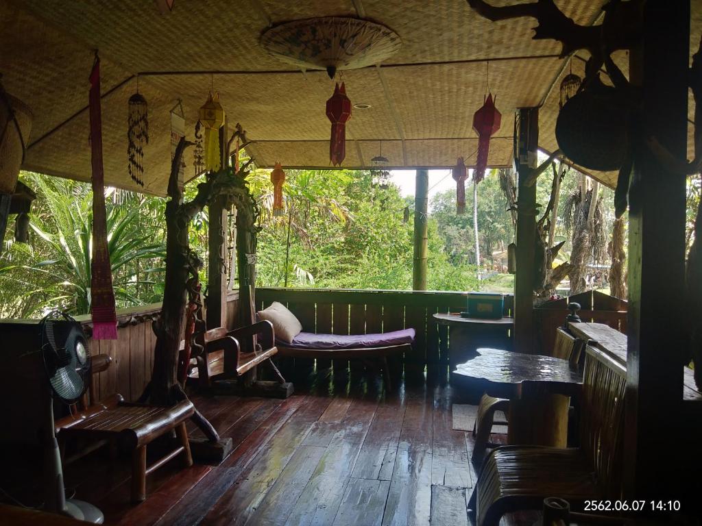 Posezení v ubytování Baan Suan Jantra Home Stay