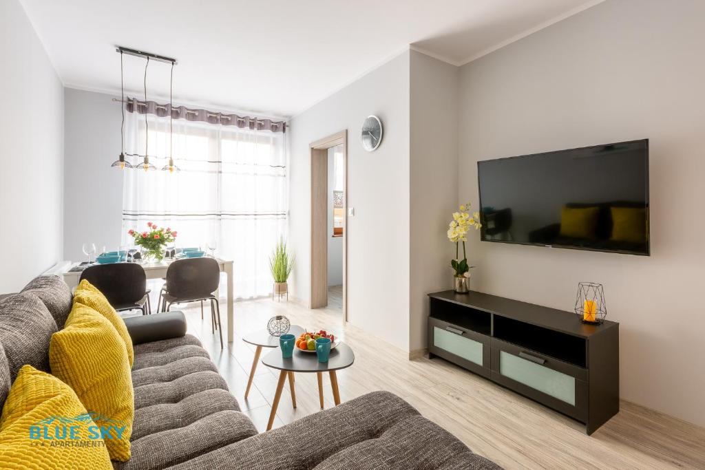 TV a/nebo společenská místnost v ubytování Apartamenty BlueSky - Ogrodnicza 7 i 9 - z widokiem na góry, w zielonej okolicy, blisko centrum i atrakcji Karpacza
