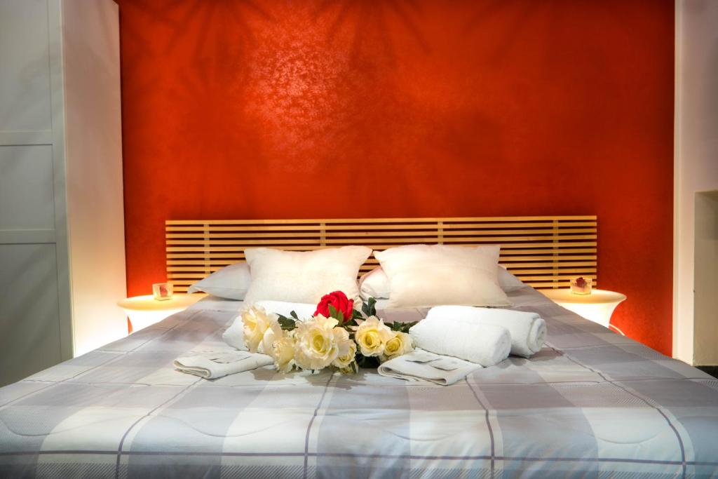 ヴェローナにあるB＆B フォーエバーのベッドルーム1室(花の飾られたベッド1台付)