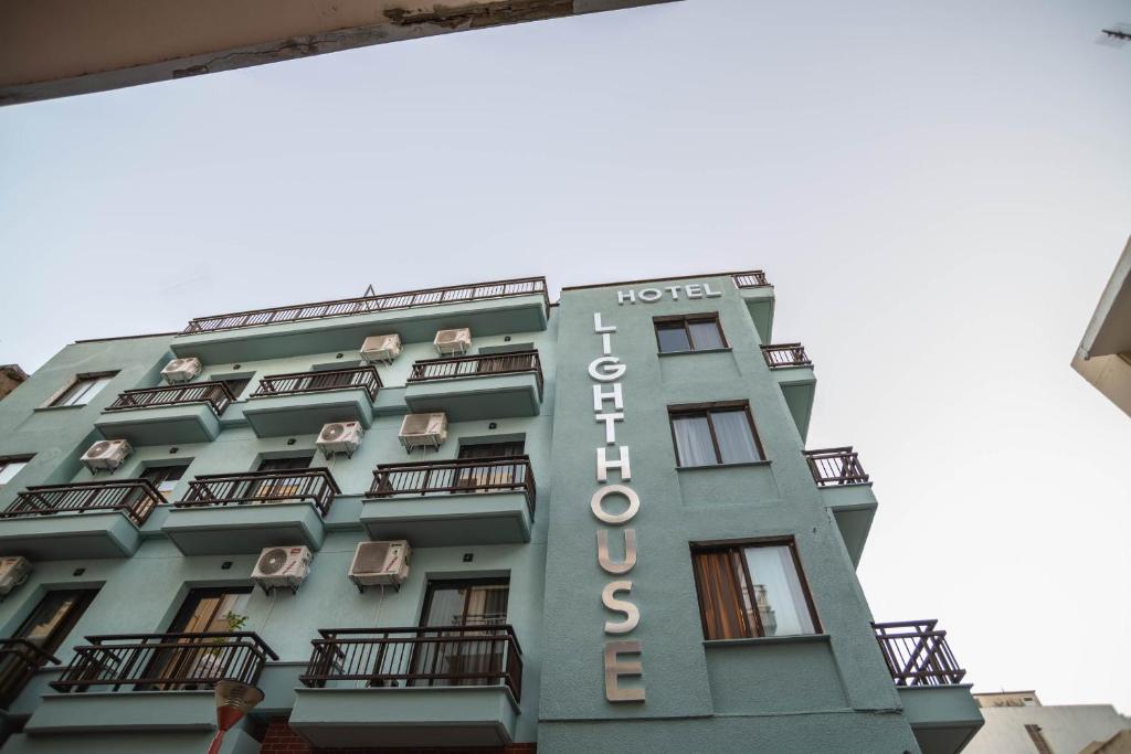 un panneau d'hôtel sur le côté d'un bâtiment dans l'établissement Lighthouse Hotel, à Alexandroúpolis