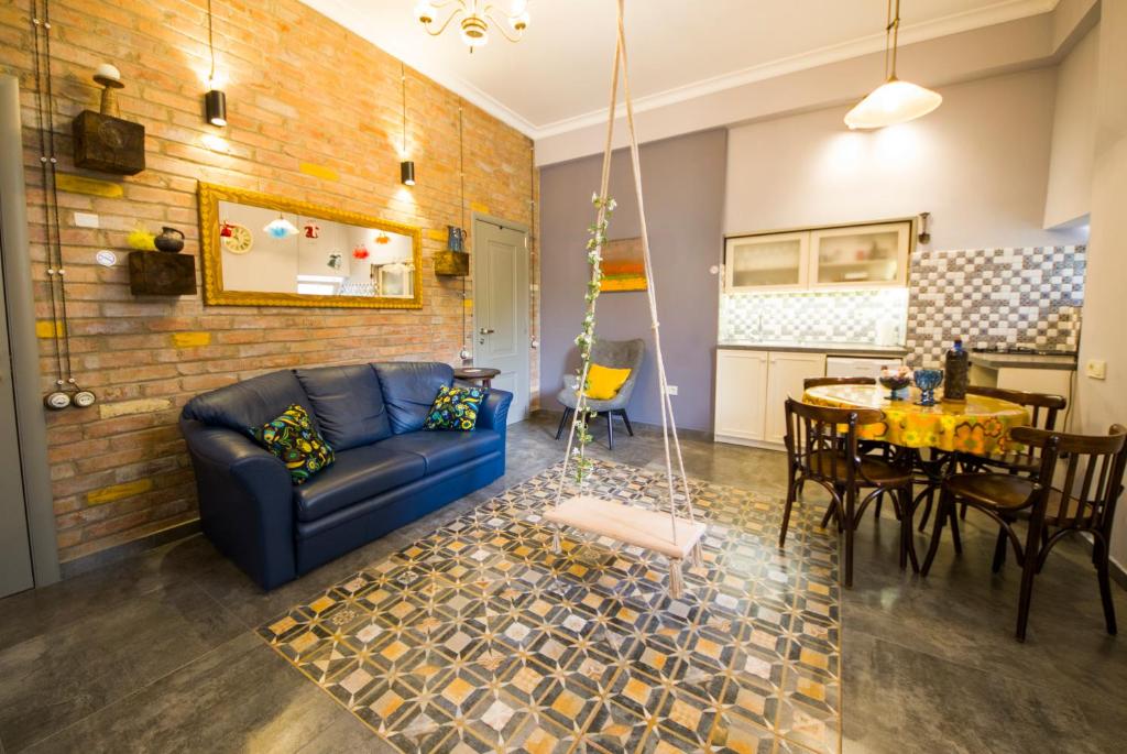Una sala de estar con un sofá azul y una mesa. en Sofia Apartment in old Tbilisi, en Tiflis