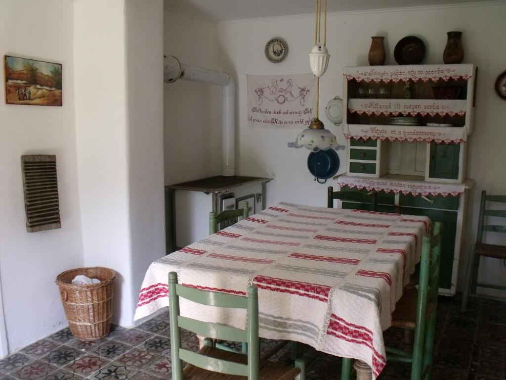 Postel nebo postele na pokoji v ubytování Erdősmecskei sváb vendégházak és Jurtaszállás