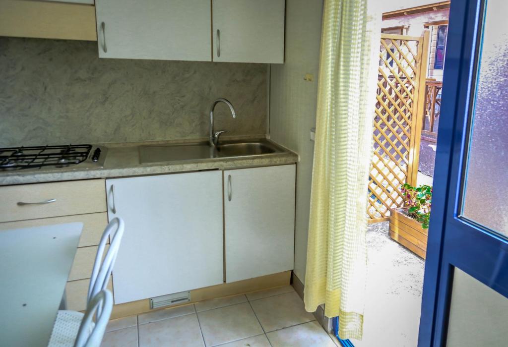 Kuchyň nebo kuchyňský kout v ubytování Camping Liana