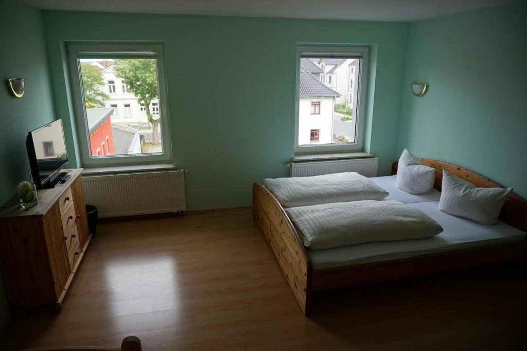 Postel nebo postele na pokoji v ubytování Hotel am Bahnhof