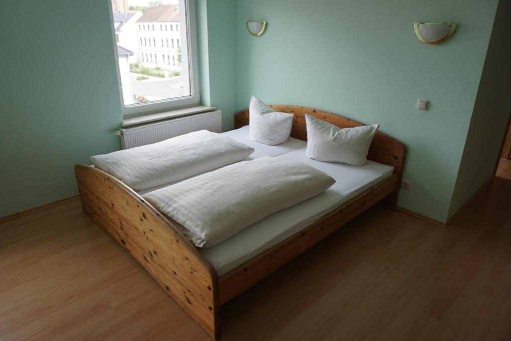 
a bedroom with a bed and a window at Hotel am Bahnhof in Waren
