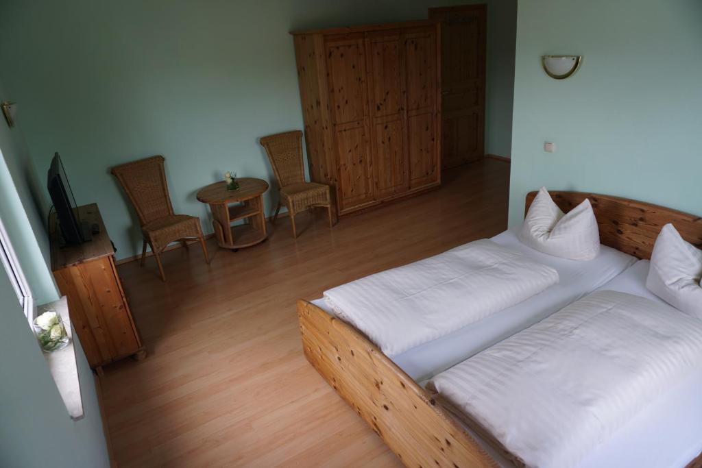 Postel nebo postele na pokoji v ubytování Hotel am Bahnhof