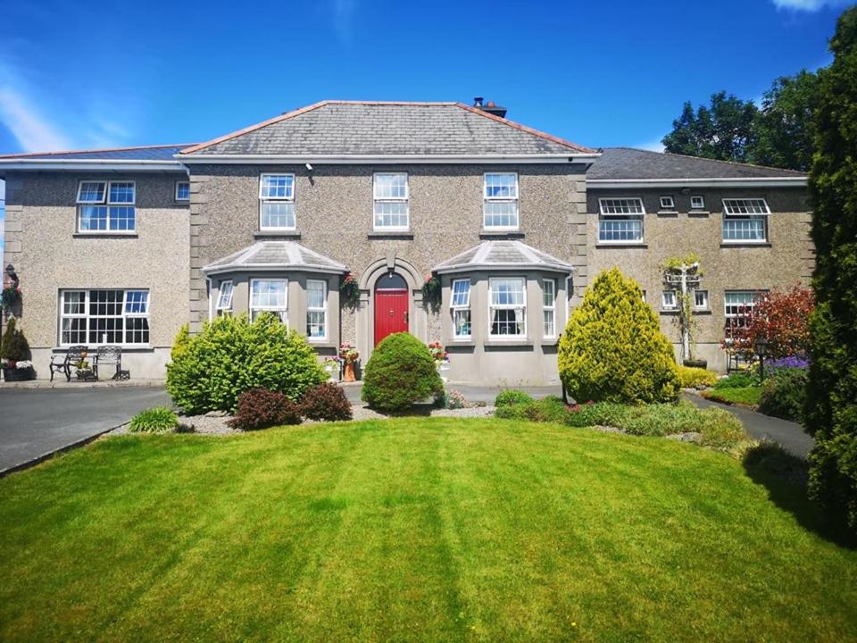 una gran casa de ladrillo con puerta roja en Shannonside House N37HF67, en Athlone