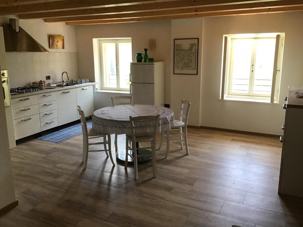 a kitchen with a table and chairs in a room at Appartamenti Morini in Folgaria