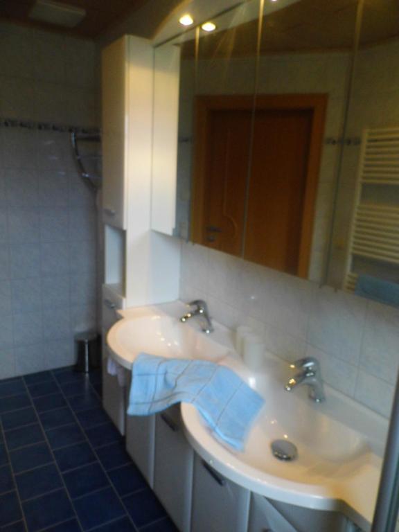 un bagno con lavandino e specchio di Ferienwohnung Viehhauser a Hüttschlag