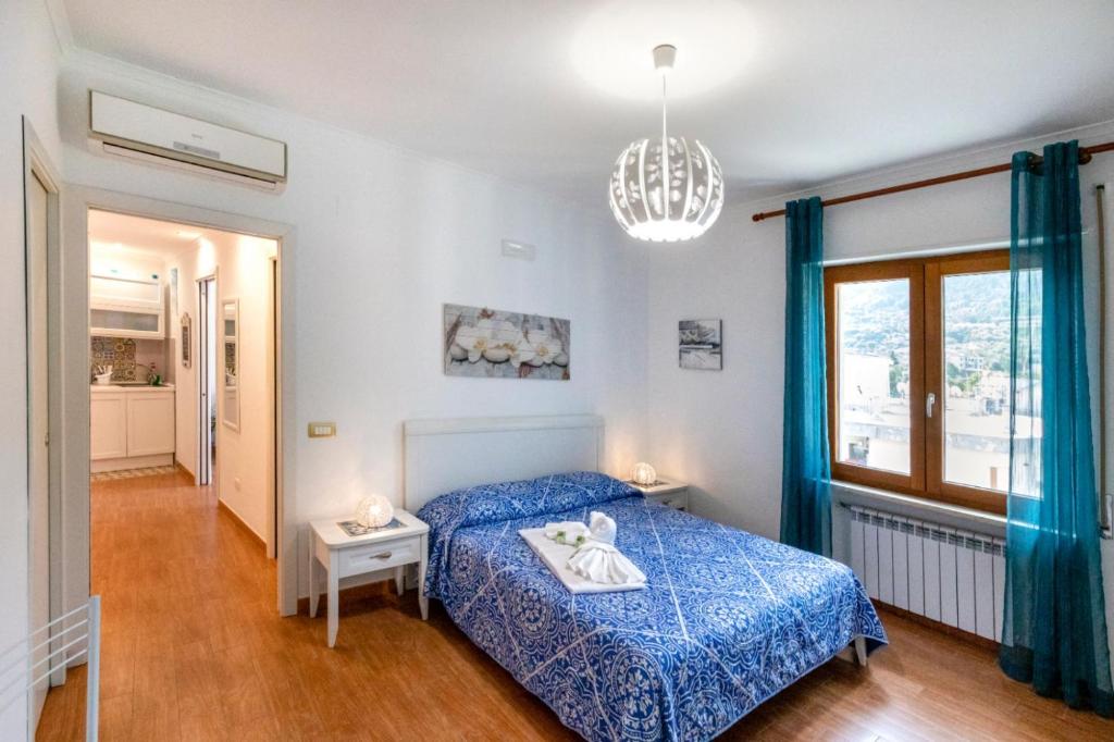 ソレントにあるCasa di Floのベッドルーム(青いベッド1台、窓付)