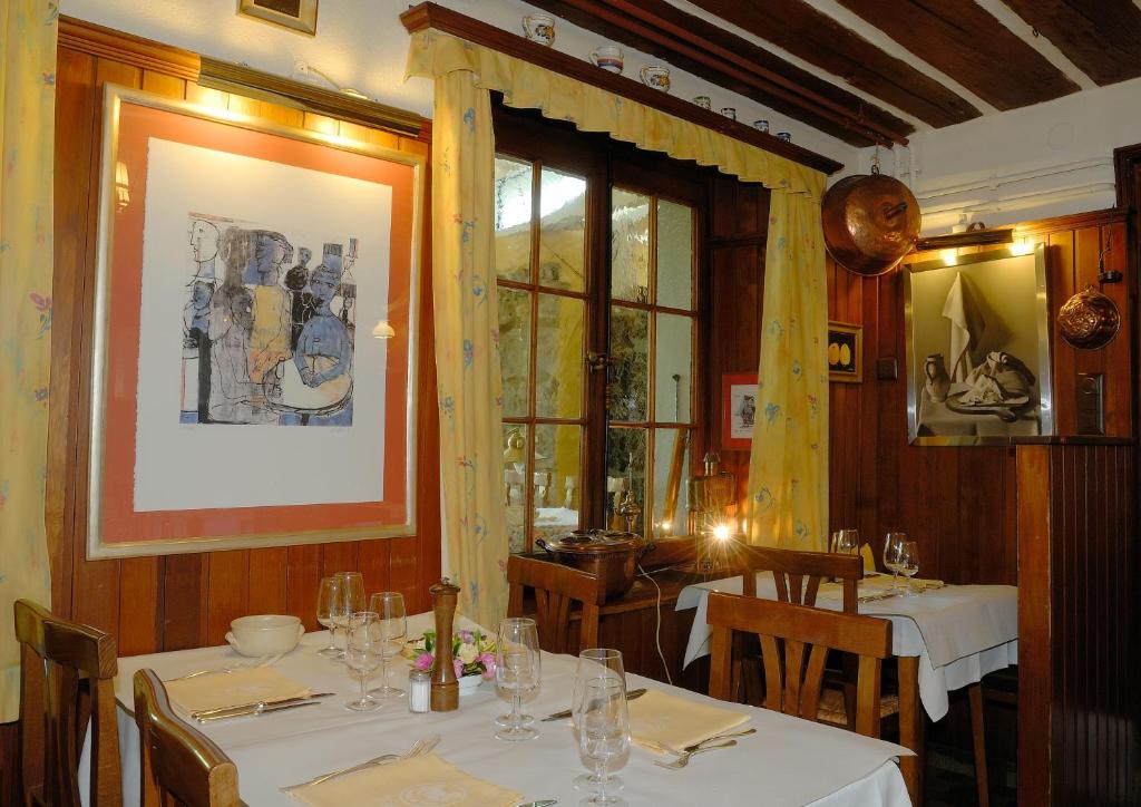 Restaurace v ubytování Auberge de Dully