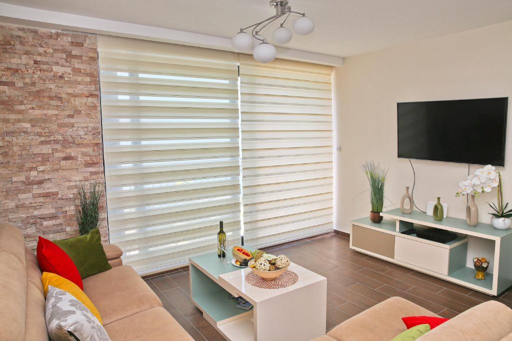 Televízia a/alebo spoločenská miestnosť v ubytovaní Apartment FUNNY