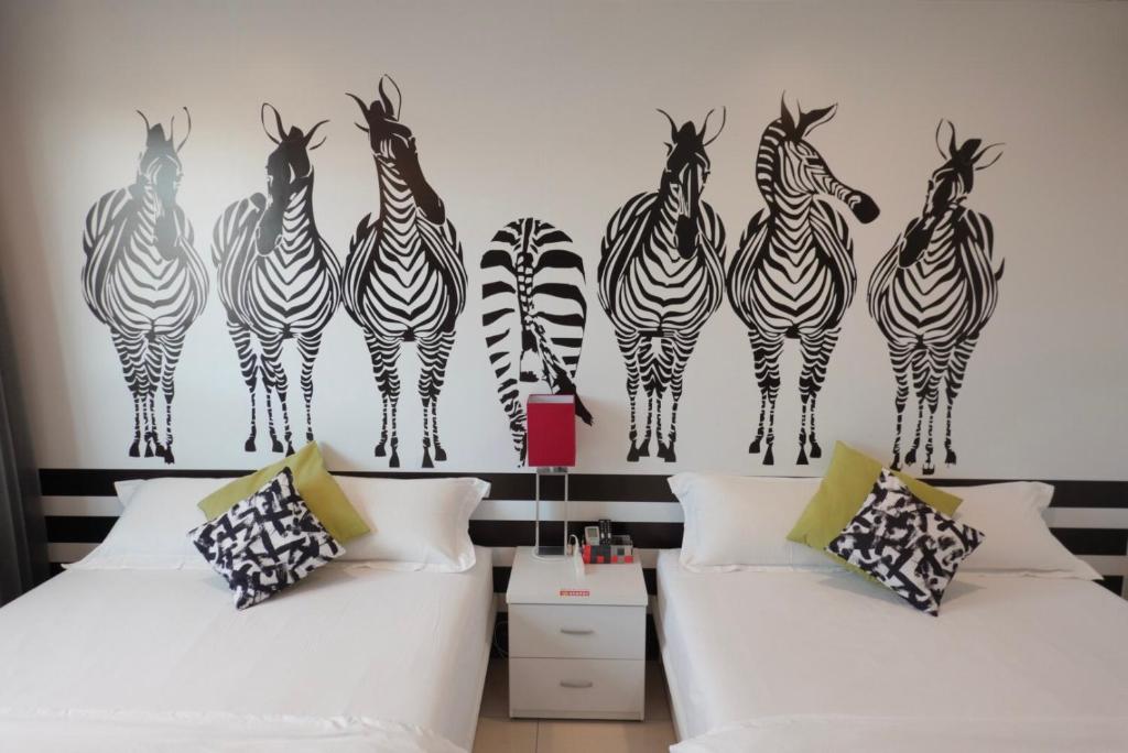 a bedroom with four zebras on the wall at 斑比Bambi in Tainan