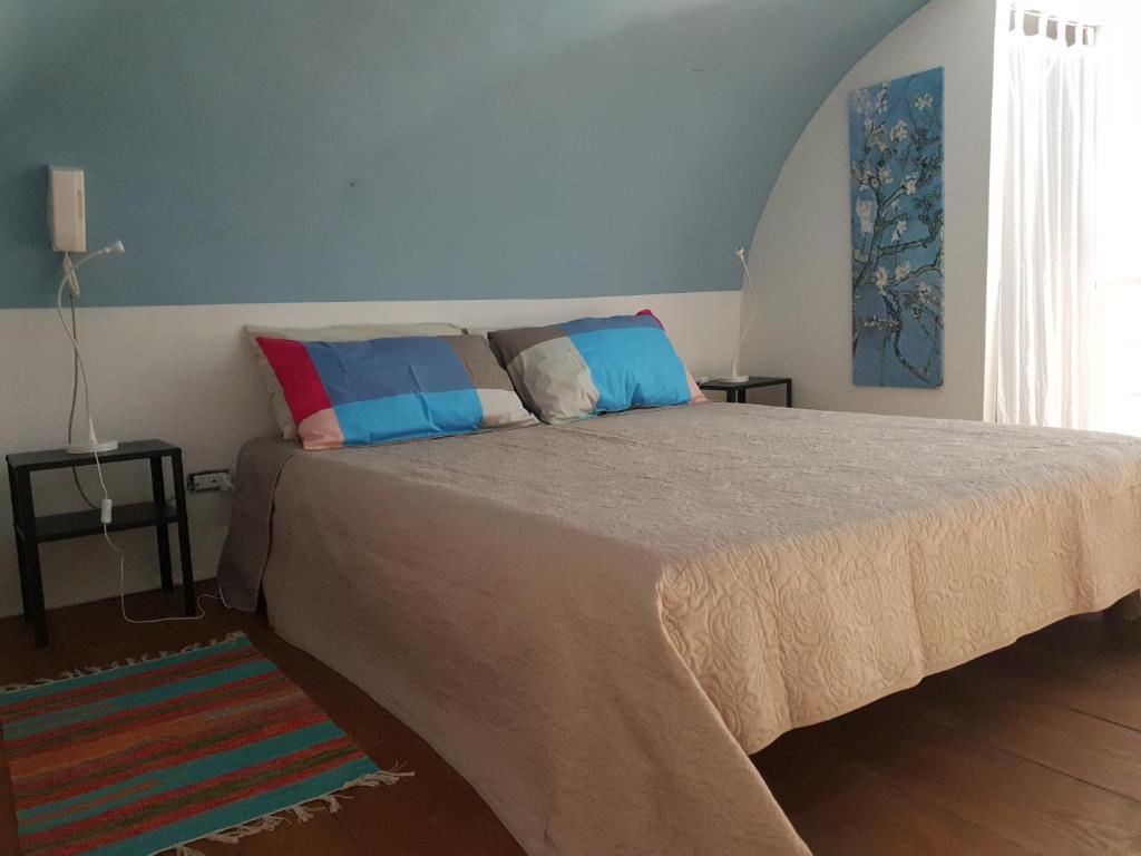 ein Schlafzimmer mit einem großen Bett mit zwei Kissen darauf in der Unterkunft Cassatella House in Catania