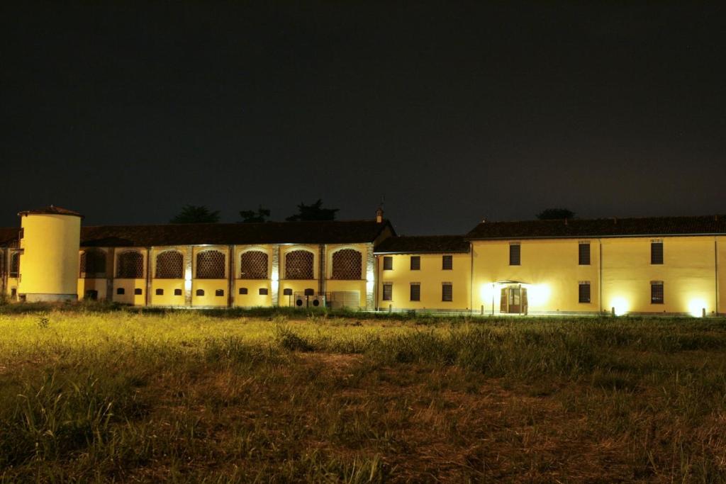 ein Gebäude in der Nacht mit Lichtern auf einem Feld in der Unterkunft Agriturismo Cavrigo in Lodi