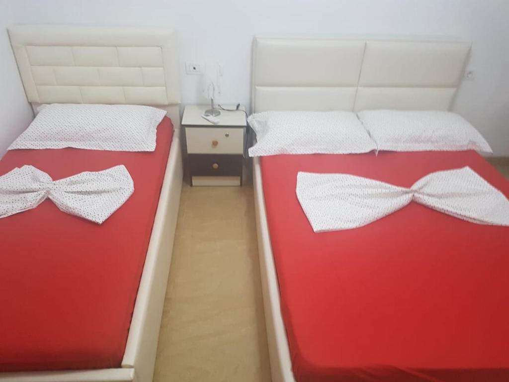 Uma cama ou camas num quarto em Sixth Apartment