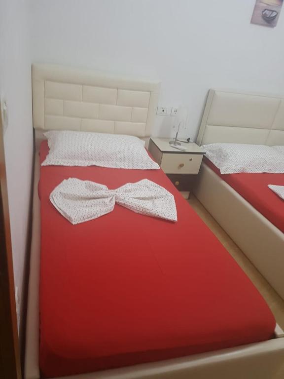 Uma cama ou camas num quarto em Sixth Apartment