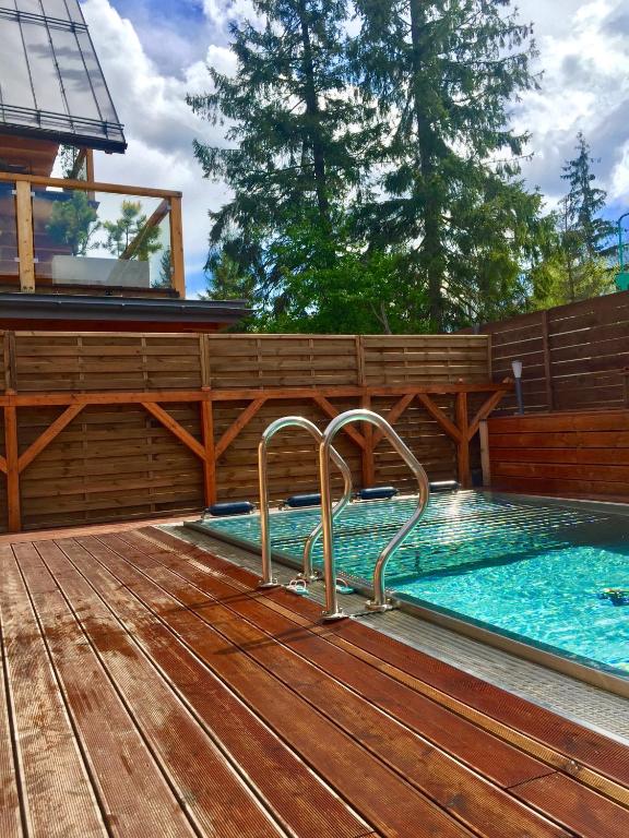 Bazén v ubytovaní Apartament ZAKOLOVE pod Skocznią - Sauna , Jaccuzi , piękny taras alebo v jeho blízkosti