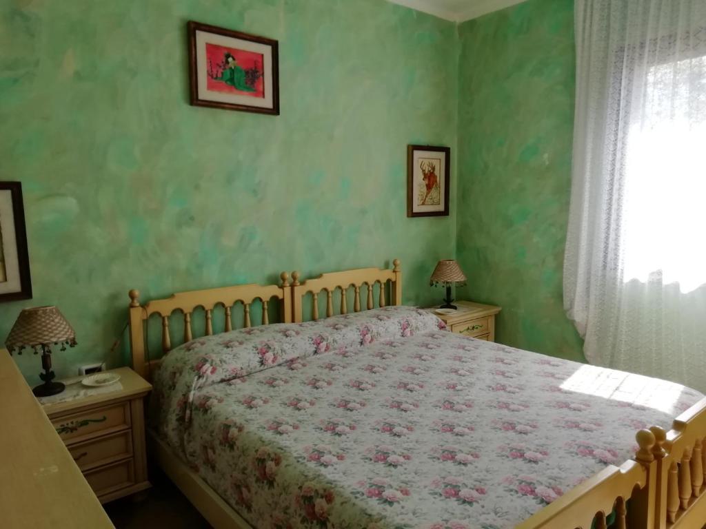 1 dormitorio con 1 cama, 2 vestidores y ventana en Stanais, en Tortolì