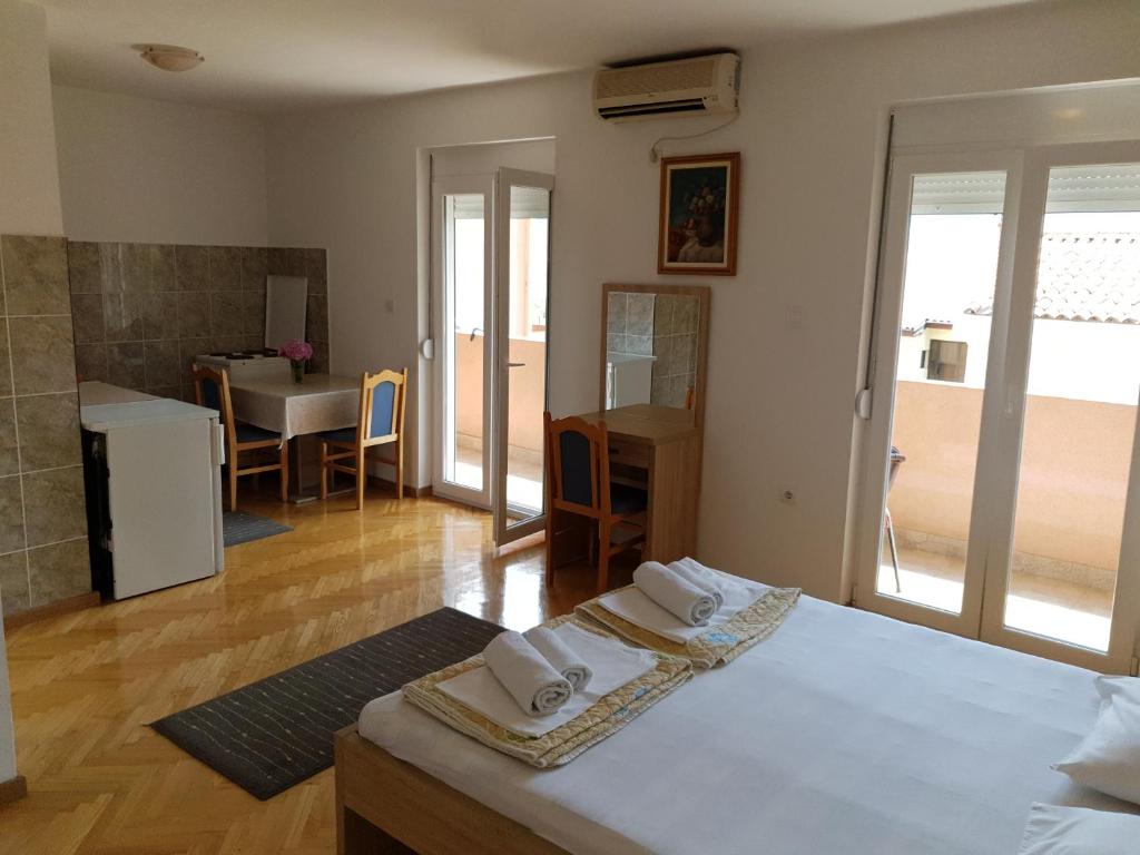 Zimmer mit einem Bett und einem Tisch mit Handtüchern in der Unterkunft Apartment Senka in Budva